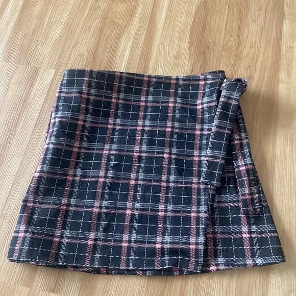 Dresses & Skirts - Plaid tie front mini skirt